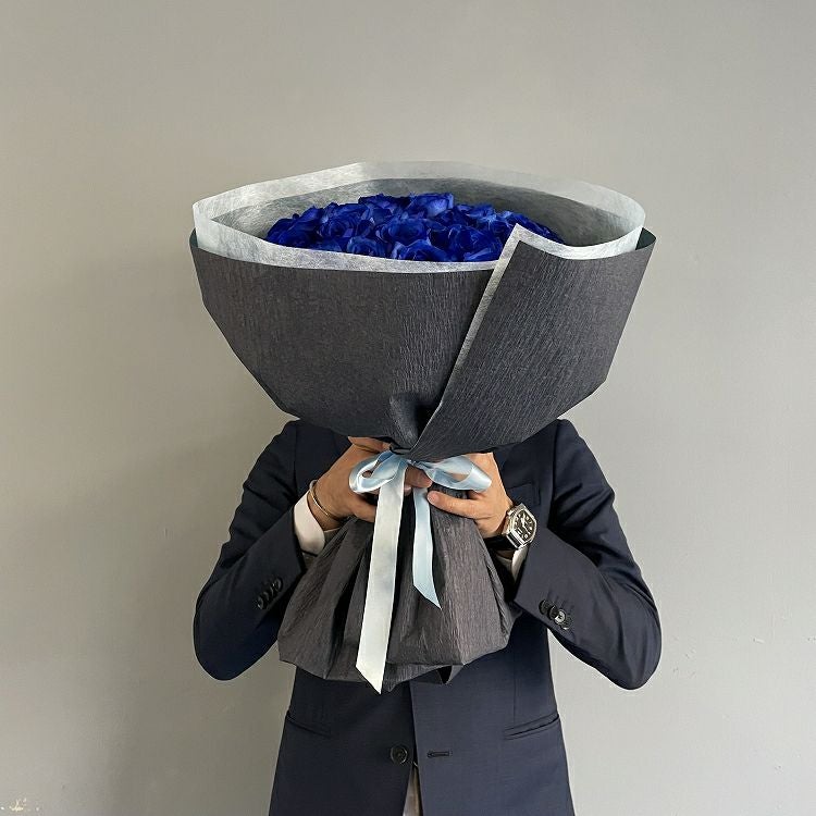 青いバラの花束