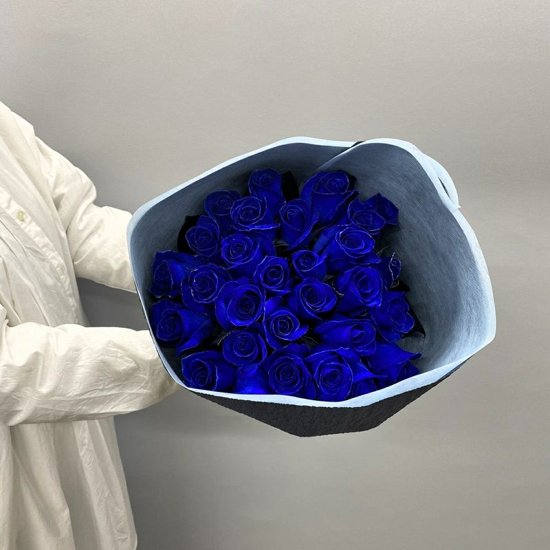 青いバラの花束