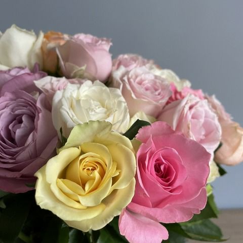 バラの花束産地厳選 パステルローズブーケ44本の花言葉「変わらぬ愛を